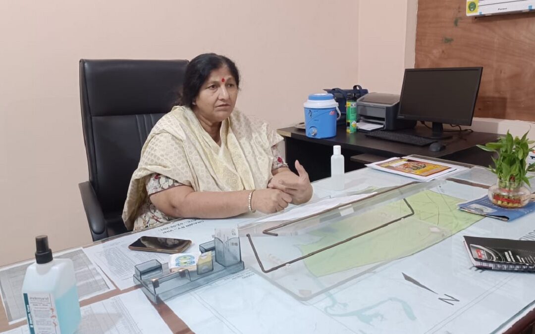 Ghaziabad: शहर में प्रकाश व्यवस्था दुरुस्त करने हेतु महापौर ने किया मोहन नगर एवं वसुंधरा जोनल ऑफिस का निरीक्षण