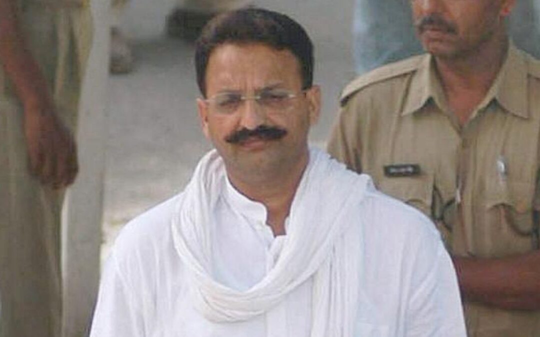 चेहरे पर शिकन लिए कोर्ट में पेश हुआ माफिया मुख़्तार अंसारी, अदालत ने अगली सुनवाई के लिए दी ये तारीख़…