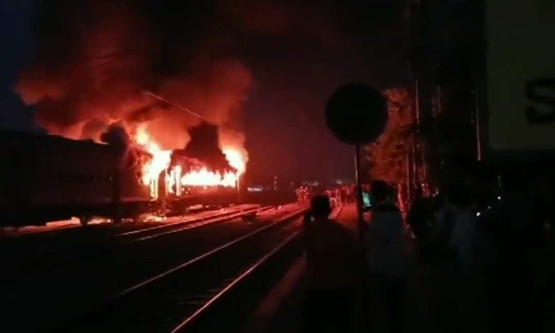 नई दिल्ली-दरभंगा क्लोन एक्सप्रेस के डिब्बों में लगी आग, यात्रियों को सुरक्षित बाहर निकाला गया