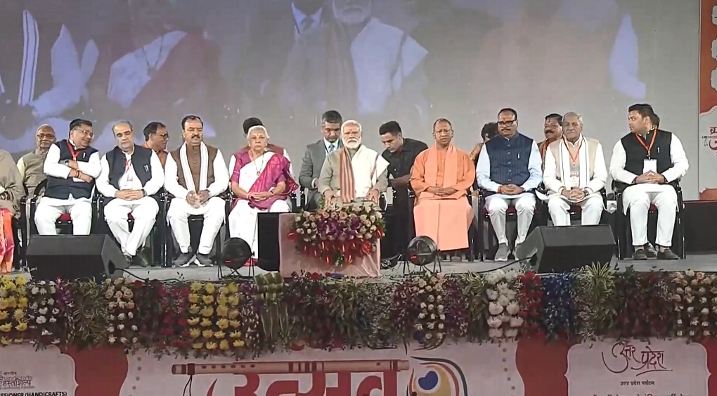 PM Modi : मथुरा में पीएम मोदी की पूजा-अर्चना, ब्रज रज उत्सव में कर रहे संबोधन