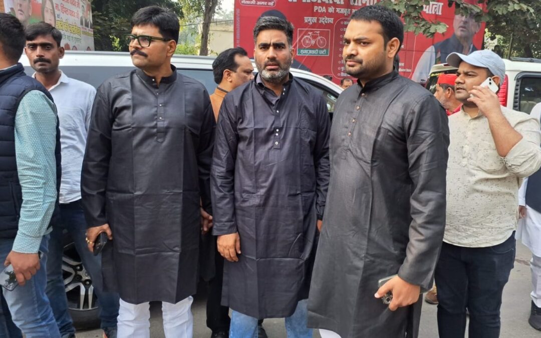 UP Assembly : विधानसभा में मोबाइल फोन-पोस्टर बैन तो सपा नेताओं ने पहनी काली पोशाक, जानिए क्या है वजह ?