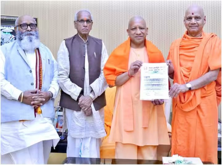 CM योगी से मिले चंपत राय, श्री राम मंदिर में ‘प्राण प्रतिष्ठा’ कार्यक्रम को लेकर दिया निमंत्रण, कही ये बात