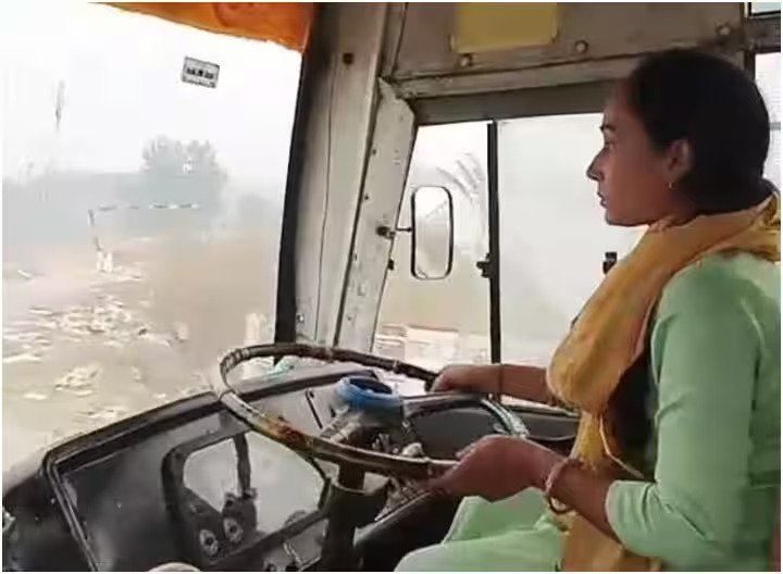 Bulandshahr : जिस बस को चलाती है पत्नी उसी बस में यात्रियों की टिकट काटता है पति