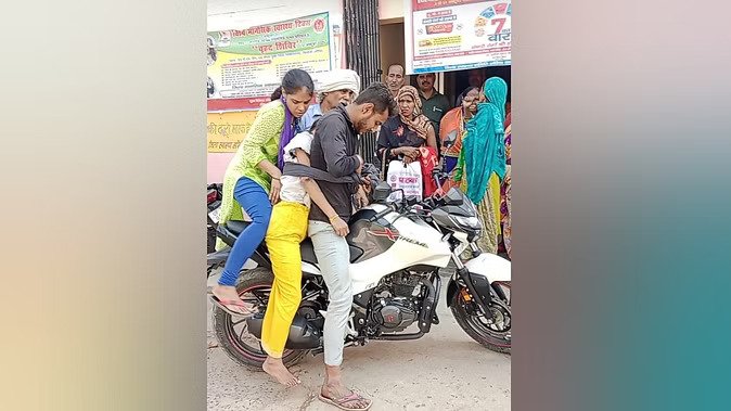 Auraiya : भाई ने बहन के शव को बाइक पर रख दुपट्टे से बांधा, स्वास्थ्य सेवाओं का खस्ता हाल