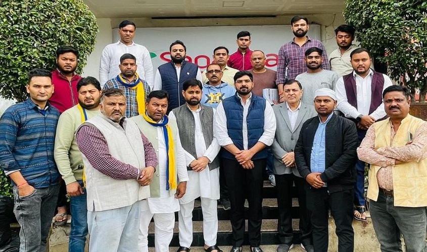 Noida: सेक्टर 18 स्थित जिला कार्यालय पर आम आदमी पार्टी ने मनाया स्थापना दिवस