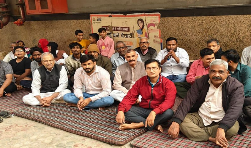 Ghaziabad: अर्थला के लोगों का धरना जारी, काम शुरू नहीं किया गया तो शनिवार से आमरण अनशन करेंगे