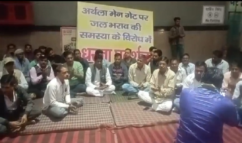 Ghaziabad: जल निकासी की समस्या को लेकर अर्थला के लोगों ने हनुमान चालीसा का पाठ कर जताया विरोध