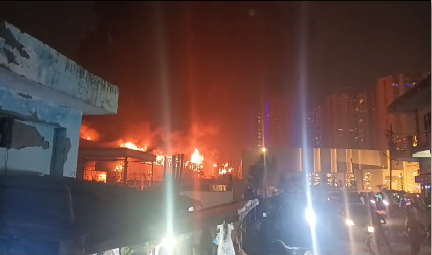 Noida: नोएडा के एक बैंक्विट हॉल में लगी भीषण आग, फायर ब्रिगेड आग बुझाने के प्रयास में जुटी