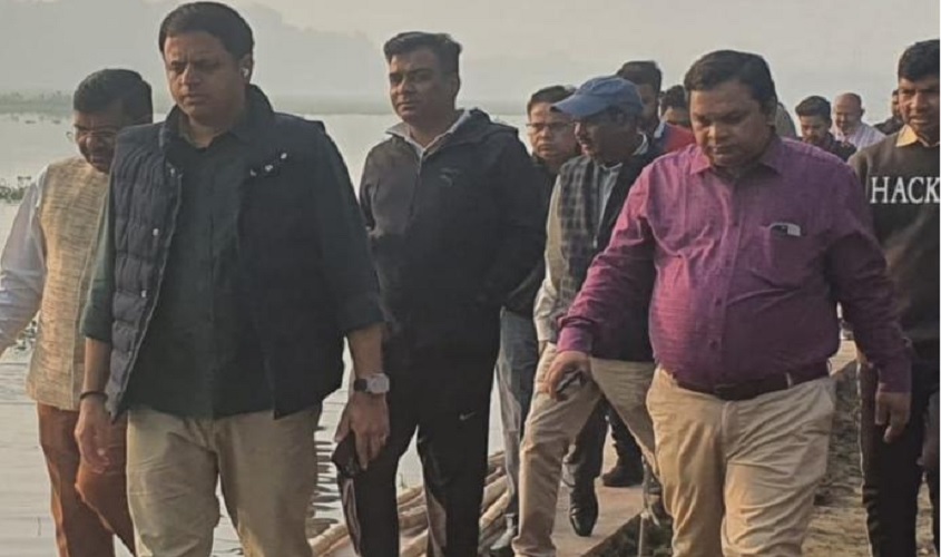 Ghaziabad: अधिकारियों सहित छठ घाटों का नगर आयुक्त ने लिया जायजा, व्यवस्थित के साथ-साथ आकर्षक होंगे छठ घाट