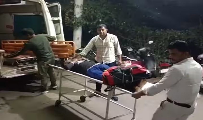 गोरखपुर-कुशीनगर हाईवे पर बड़ी सड़क दुर्घटना, ट्रक ने खड़ी बस को मारी टक्कर, 6 ने तोड़ा दम