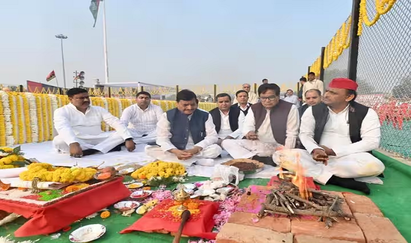 मुलायम सिंह यादव की जयंती पर अखिलेश यादव ने सैफई में किया नेताजी के स्मारक का भूमि पूजन, ये लोग रहे मौजूद