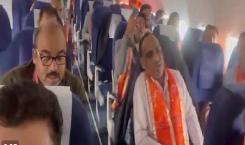 Ayodhya News : अयोध्या जाने वाले विमान में यात्रियों ने आखिर क्यों किया ‘हनुमान चालीसा’ का पाठ