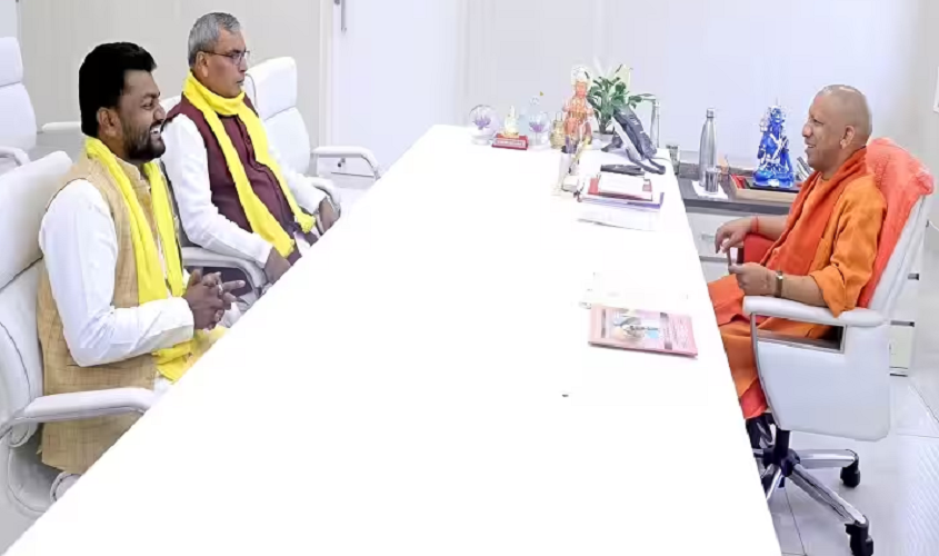UP Politics : कैबिनेट के विस्तार की अटकलों के बीच OP राजभर ने सीएम योगी के साथ की मीटिंग, तस्वीर साझा कर कही ये बात
