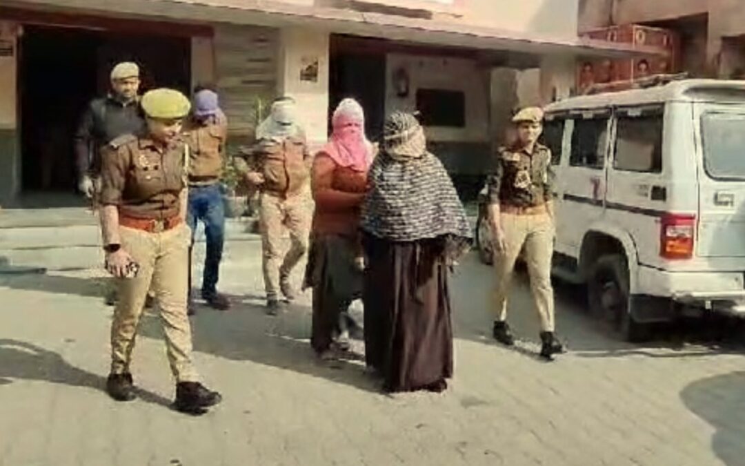 Kasganj : आरएलडी की जिलाध्यक्ष पर देह व्यापार का धंधा चलाने का लगा आरोप, छापेमारी करने पर पुलिस भी रह गई दंग