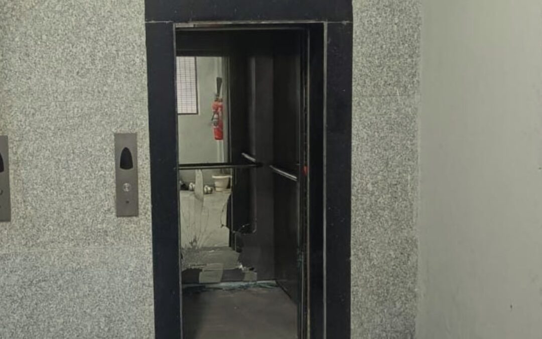 Noida : बिल्डिंग में आठवीं मंजिल से गिरी लिफ्ट, हादसे के दौरान 7 लोग थे मौजूद, घटना में सभी सातों लोग…