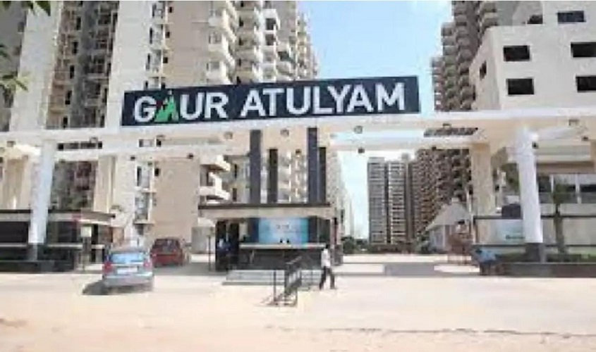 Greater Noida News: गौर अतुल्यम सोसाइटी में डिलीवरी बाॅय के सिर पर गमला गिरा, हालत गंभीर