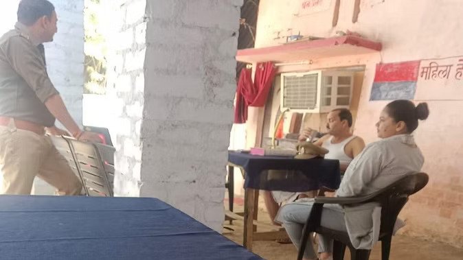 Kanpur : थाना प्रभारी महिला आरक्षी के बगल बनियान में बैठे थे, फोटो वायरल होने पर पुलिस कमिश्नर ने लिया ये एक्शन