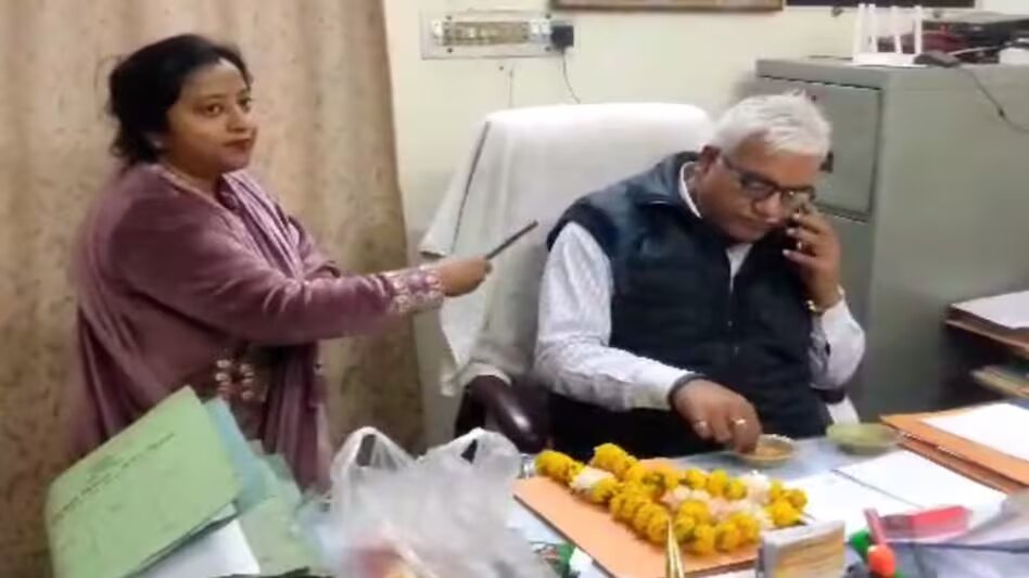 Kanpur : महिला पार्षद ने अफसर की उतारी आरती, पानी के समस्या से थी परेशान
