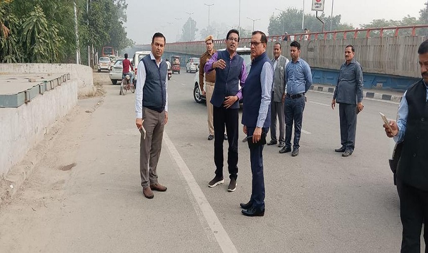 Noida: सफाई व्यवस्था से नाराज हुए नोएडा प्राधिकरण के सीईओ, जेई निलंबित, वेतन भी रोका गया