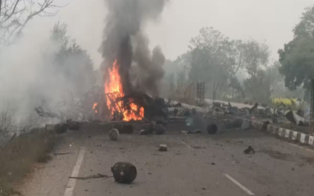 Lucknow-Gonda Highway : गैस सिलेंडर से लदे चलते ट्रक में लगी भीषण आग, एक के बाद एक दगने लगे सिलेंडर