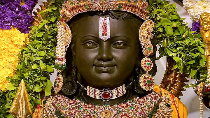 Ayodhya : सिर पर मुकुट, गले में वैजयंती माला और.. सिर्फ 15-16 दिन में तैयार हुए हैं रामलला के आभूषण