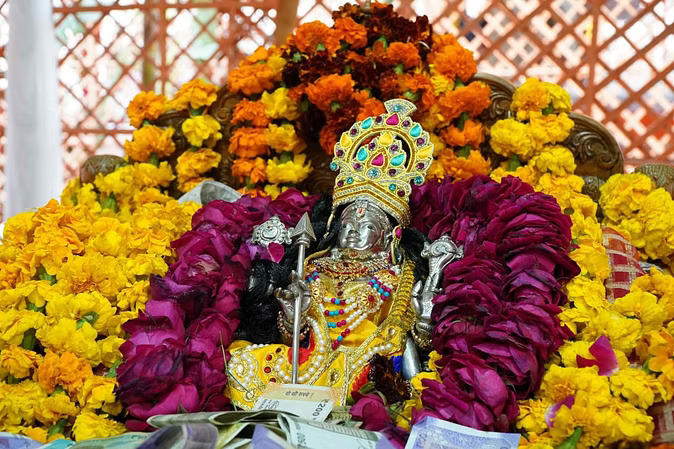 Ram Lalla : राम मंदिर के गर्भगृह में विराजमान हुए रामलला, देखिए राम लला के विराजमान की सबसे सुंदर तस्वीर