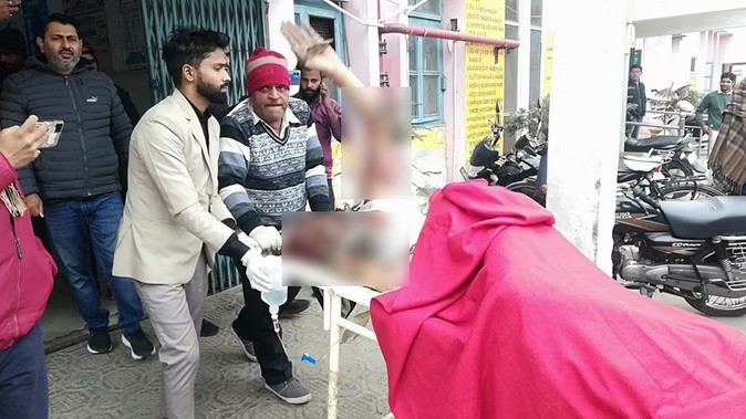 Meerut : एसडीएम कार्यालय पर किसान ने खुद को लगाई आग, हालत गंभीर किसान को मेरठ रिफर किया गया