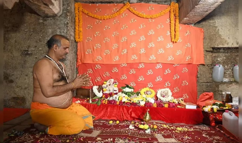 Varanasi : ज्ञानवापी के व्यास जी तहखाने में हो रहा रामायण का पाठ, खंडित मूर्तियों को किया गया स्थापित