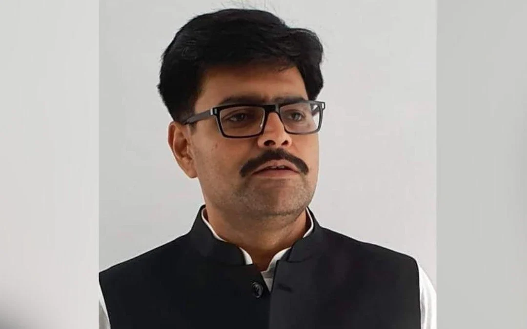 Rajya Sabha : रामलला के दर्शन करने पहुंचे सपा के बागी विधायक अभय सिंह, बोले “आराध्य के दर्शन करने से रोका…”
