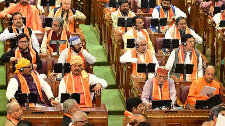 Budget Session : बजट सत्र के पहले दिन यूपी विधानसभा हुई भगवामय, बीजेपी विधायकों ने पहना राम नाम का पटका