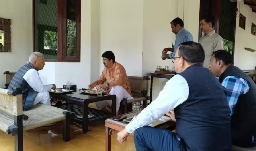 UP News: अखिलेश यादव के साथ आ सकता है यूपी का ये बड़ा कद्दावर नेता, एक तस्वीर से सियासी हलचल तेज..