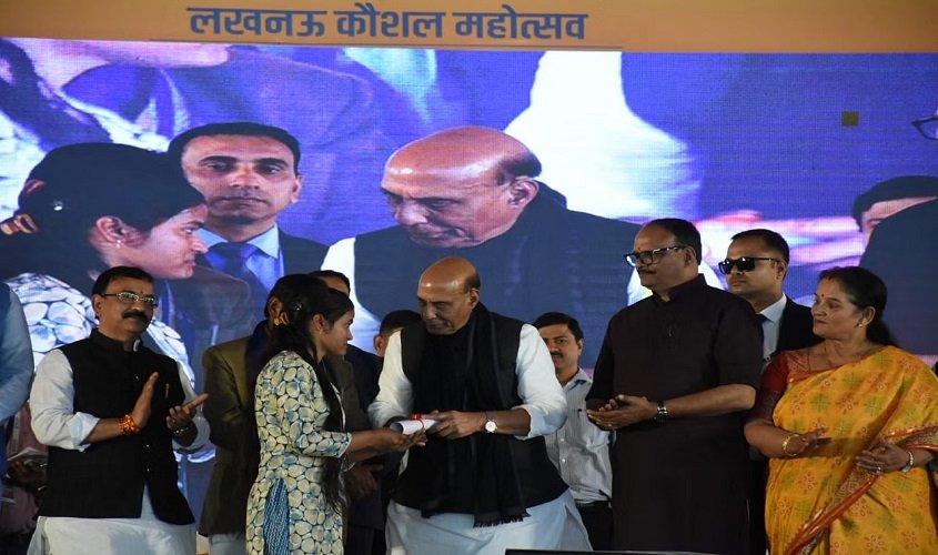 Lucknow News : लखनऊ विश्वविद्यालय में रोजगार मेले का समापन, रक्षा मंत्री राजनाथ सिंह ने युवाओं को दिए सर्टिफिकेट