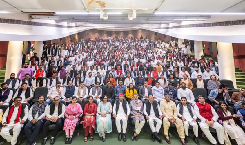 akhilesh-yadav_47601e32b8cbbabb56b6eec8d4899e18-ezgif.com-resize