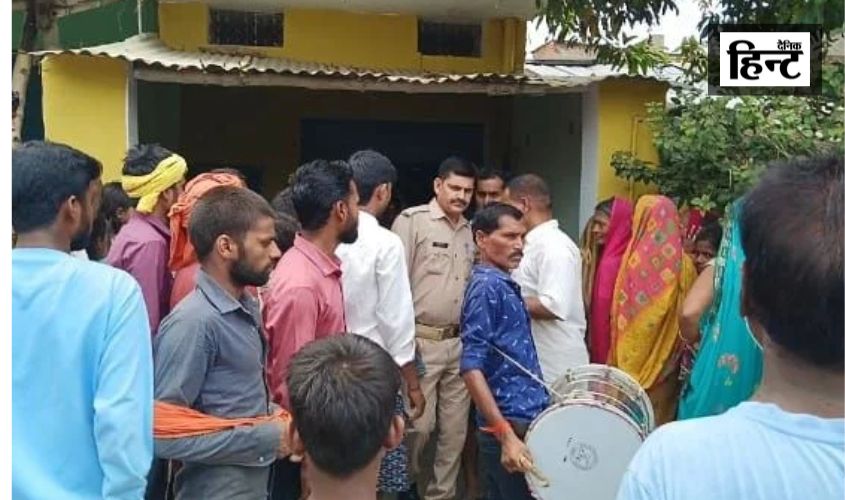 हाई वोल्टेज ड्रामा! तीन बच्चों की मां दुहलन बन, ढोल नगाड़े के साथ पहुंची प्रेमी के घर