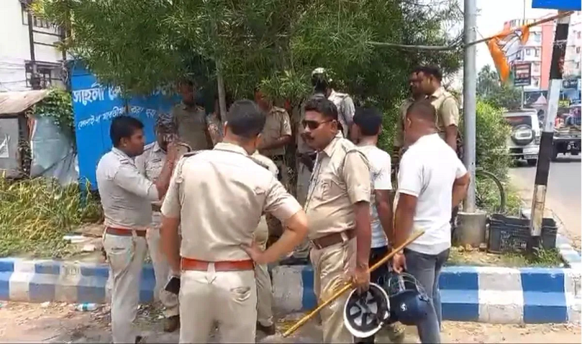 West Bengal: चुनाव परिणाम सामने आने के बाद भी नहीं रुक रही पश्चिम बंगाल में हिंसा, TMC कार्यकर्ताओं ने बीजेपी कार्यालय पर हमला