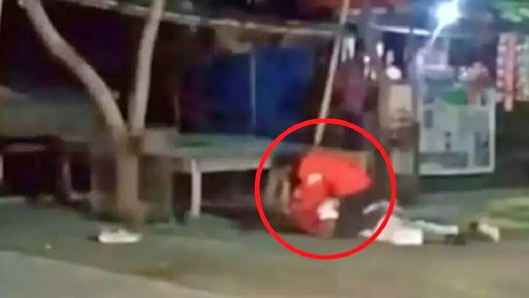 Bareilly News : मोमोज वाले ने युवक को सड़क पर गिरा किए चाकू से कई वार