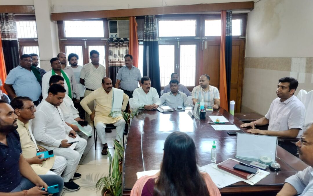 Muzaffarnagar : भाकियू अराजनैतिक के प्रतिनिधि दल ने डीएम से की पूर्व उपजिलाधिकारी के खिलाफ मुुकदमे की मांग