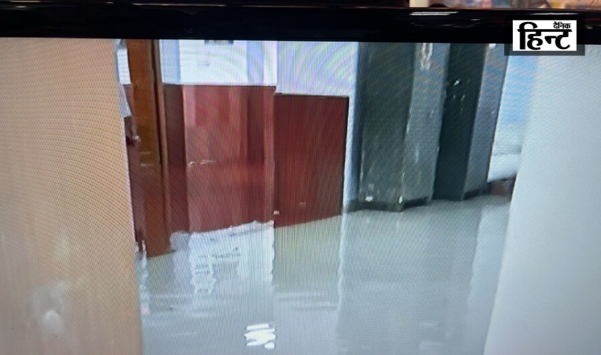 Lucknow : राजधानी में भारी बारिश के बाद जनजीवन अस्त-व्यस्त, विधान सभा परिसर में भी भरा पानी