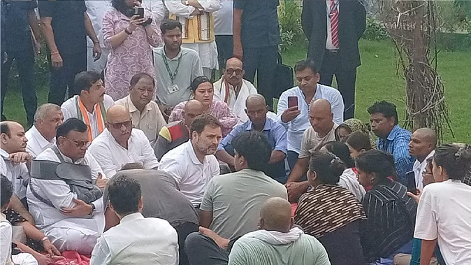 Hathras : हाथरस के पीड़ितों से मिले राहुल गांधी, जानिए क्या हुई राहुल और पीड़ित-परिवारजनों की बात