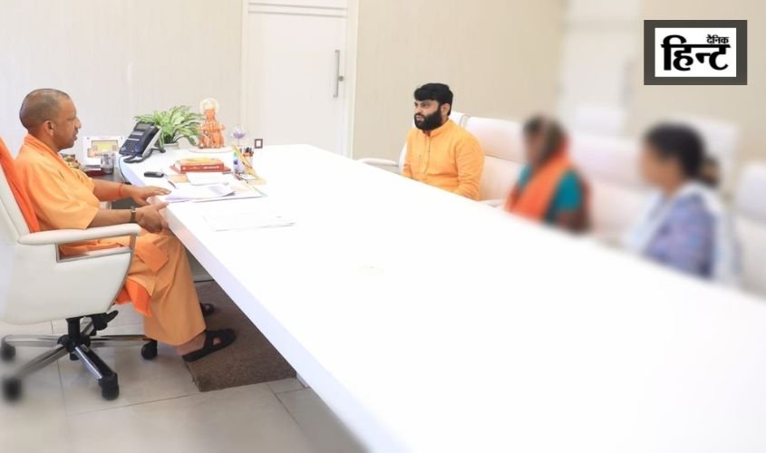 अयोध्या गैंगरेप : सीएम योगी ने पीड़िता की मां से की मुलाकात, कहा- अपराधियों के खिलाफ कड़ी कार्रवाई की जाएंगी