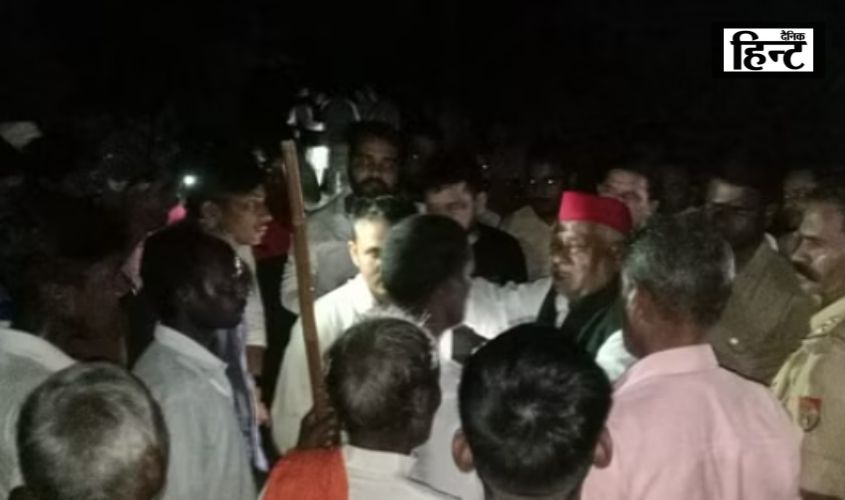 Ayodhya News : सपा सांसद के देर रात दुष्कर्म पीड़िता से मिलने को लेकर ग्रामीणों ने उठाए सवाल, कहा- ‘अयोध्या के राजा हैं, फिर क्यों…’