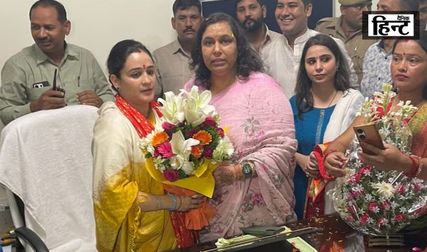 UP News : सीएम योगी से मिलने और अमित शाह से फोन पर बात करने के आठ दिन बाद अपर्णा ने संभाली महिला आयोग के उपाध्यक्ष की जिम्मेदारी