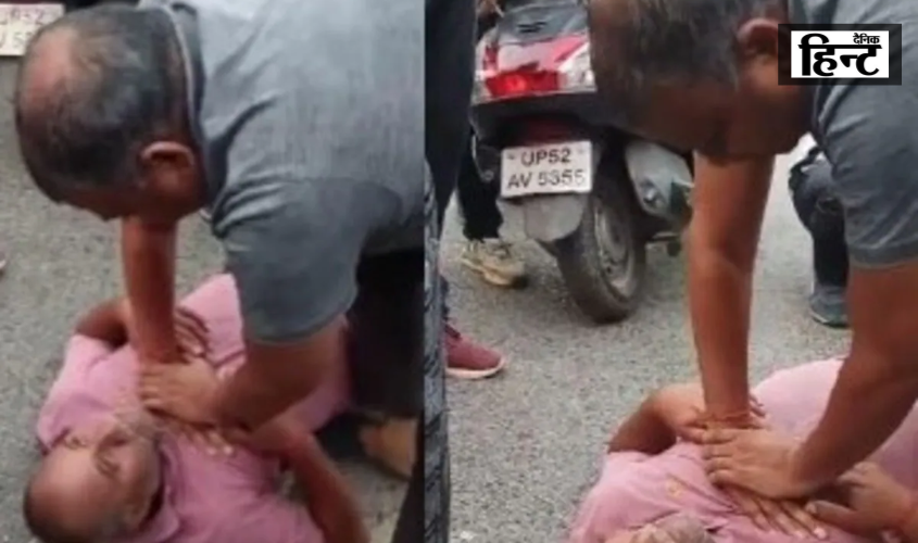 Deoria : पुलिस ने बेसुध पड़ रहे स्कूटी के पीछे बैठे शख्स की सीपीआर देकर बचाई जान