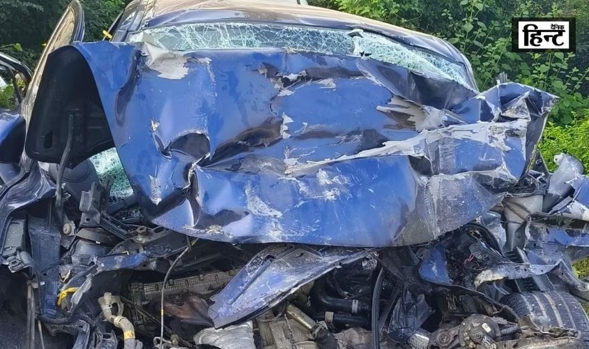 Varanasi Road Accident : वाराणसी-प्रयागराज हाईवे पर डंपर में घुसी कार, हादसे में चार की मौत
