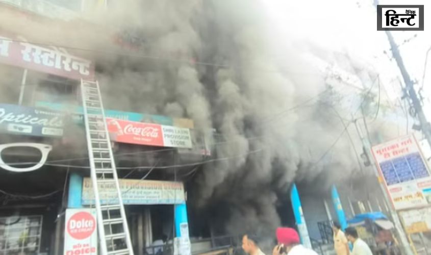 Raebareli News : रायबरेली के केनरा बैंक में भीषण आग लगने से मची अफरा-तफरी, मौके पर पहुंची दमकल की गाड़ियां