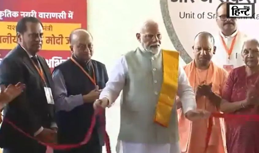 PM Modi : पीएम मोदी पहुंचे वाराणसी, 23 परियोजनाओं का किया उद्घाटन और शिलान्यास