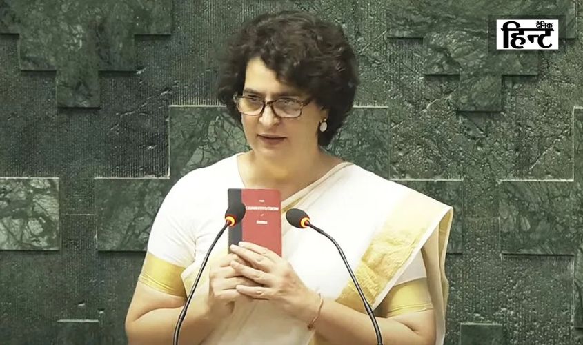 Priyanka Gandhi : प्रियंका गांधी ने संविधान की कॉपी हाथ में लेकर ली शपथ, परिवार रहा मौजूद