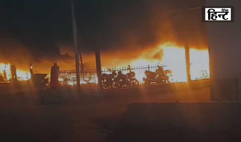 Varanasi News : कैंट रेलवे स्टेशन पर लगी भयानक आग, हादसे में 200 मोटरसाइकिल जलकर हुई खाक