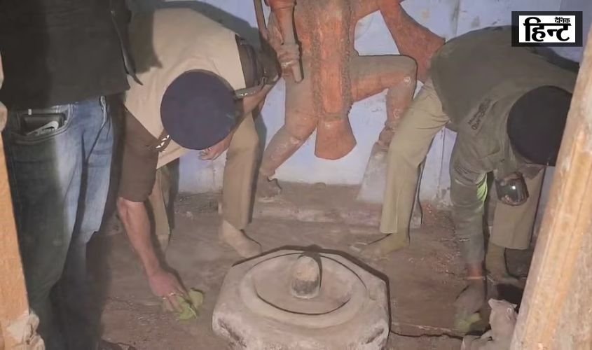 Sambhal News : संभल में बिजली चोरी के खिलाफ कार्रवाई के दौरान मिला 46 साल से बंद मंदिर, पुलिस ने फिर से खोला मंदिर