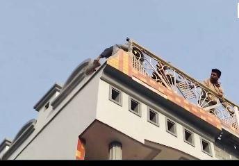 Sambhal News : संभल में मंदिर के बगल स्थित अवैध अतिक्रमण को खुद हटा रहे है मकान मालिक, मतीन अहमद ने कही ये बात